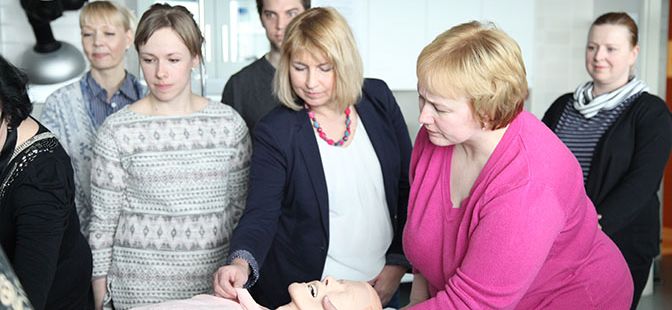 Varsinais-Suomen sairaanhoitajat tutkimassa "potilasta"