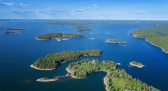 Itämeren saaristoa kesällä ylhäältä katsottuna.