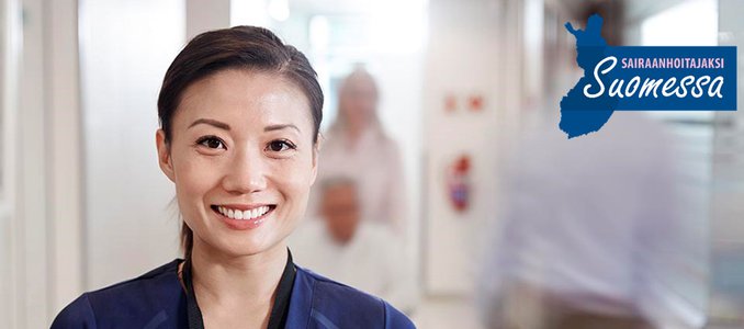 Sairaanhoitaja hymyileen työssään osastolla