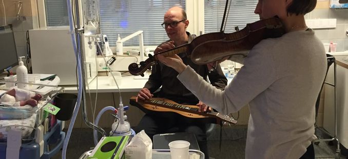 Tapiola Sinfoniettan Leena Ihamuotila (viulu) ja Panu Pärssinen (mountain dulcimer) soittavat sairaalassa. Kuva: Uli Kontu-Korhonen.