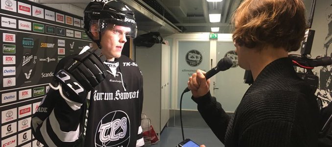 Juho Torpo on työnsä aikana päässyt haastattelemaan muun muassa superlupaus Olli Juolevia (Kuva: Matias Höglund)