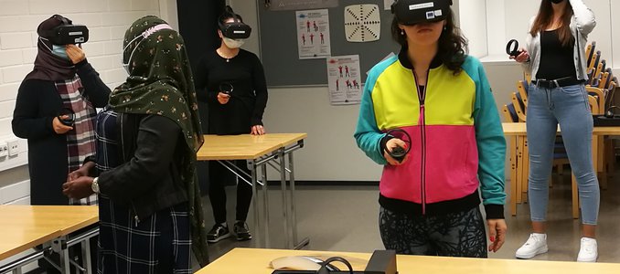Opiskelijat Turun Kristillisellä opistolla testaamassa VR-laseja.