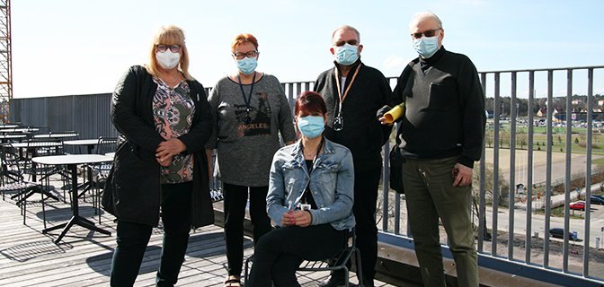 Työnohjaajat Anne-Maj Kuusisto ja Outi Konsell sekä ryhmään osallistuneet Tiina Hurme, Timo Luukka ja Markku Ikonen Educityn kattoterassilla maskit kasvoillaan.