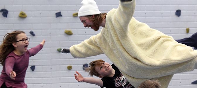Turun ammattikorkeakoulun Taideakatemian kuvataiteilija- ja tanssinopettajaopiskelijat opettivat lapsille ympäristöasioita taiteen keinoin Green Actions -hankkeessa.