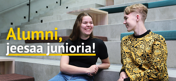 Kuvassa kaksi nuorta istuu EduCityn kampuksella, Taidon portailla. Kuvassa on keltaisella ja valkoisella teksti: Alumni, jeesaa junioria.