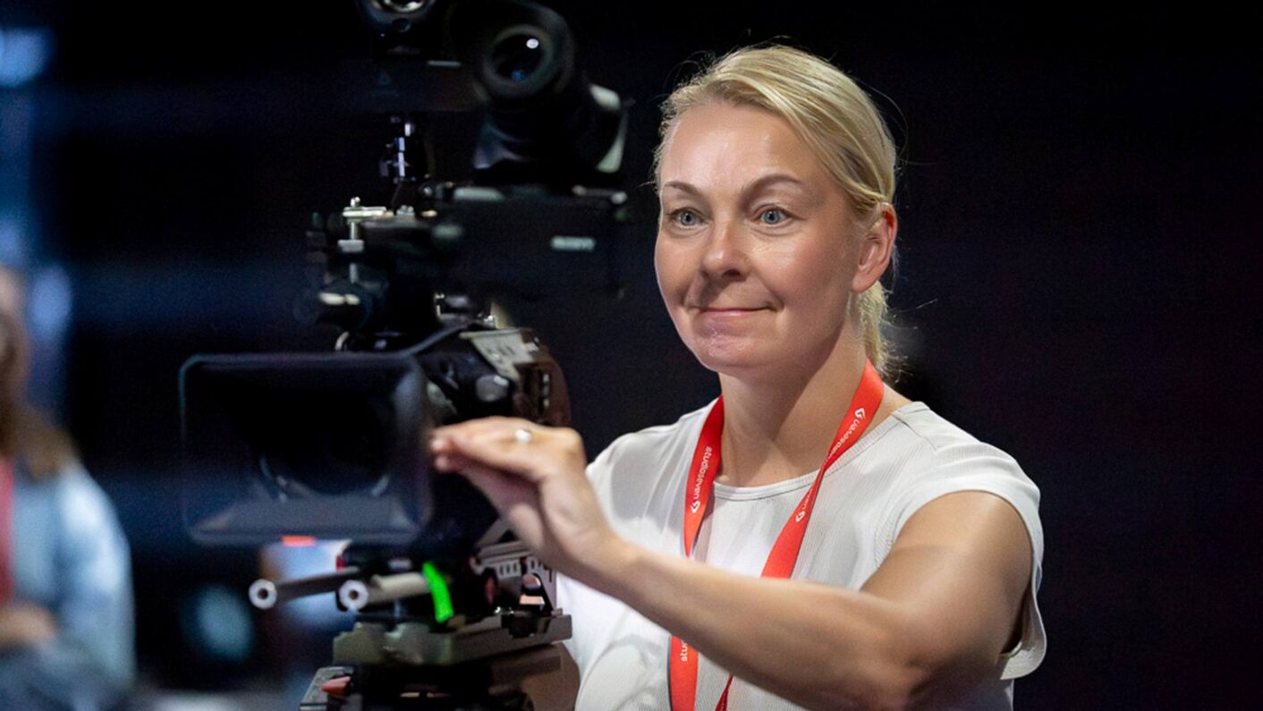 tutkimusryhmän vetäjä Milla Järvipetäjä kuvauskaluston kanssa