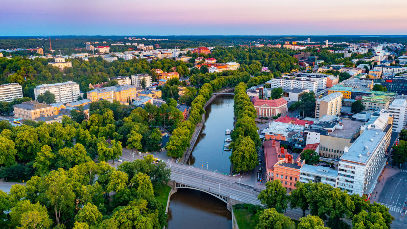 Ilmakuva Turun kaupungista, keskellä aurajoki, oikealla keskustanäkymää ja vasemmalla tuomiokirkkopuistoa.