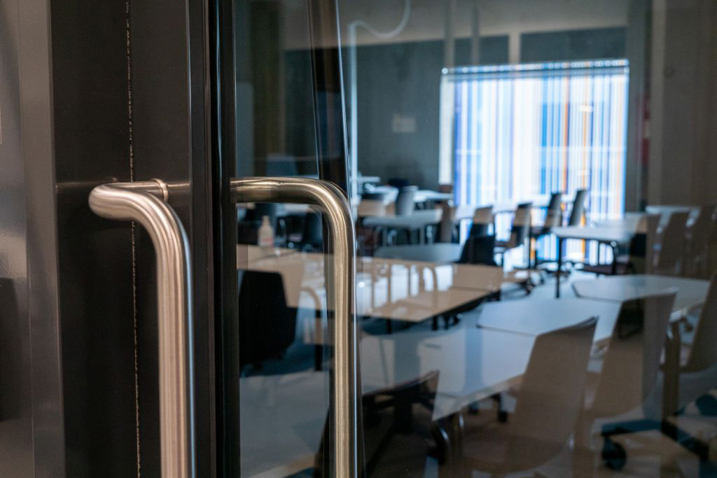 Lasiovi, jonka takaa näkyy luokkahuone