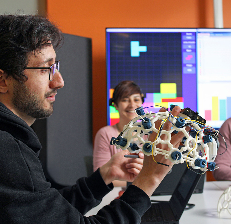 Henkilö pitää laitetta insight labissa