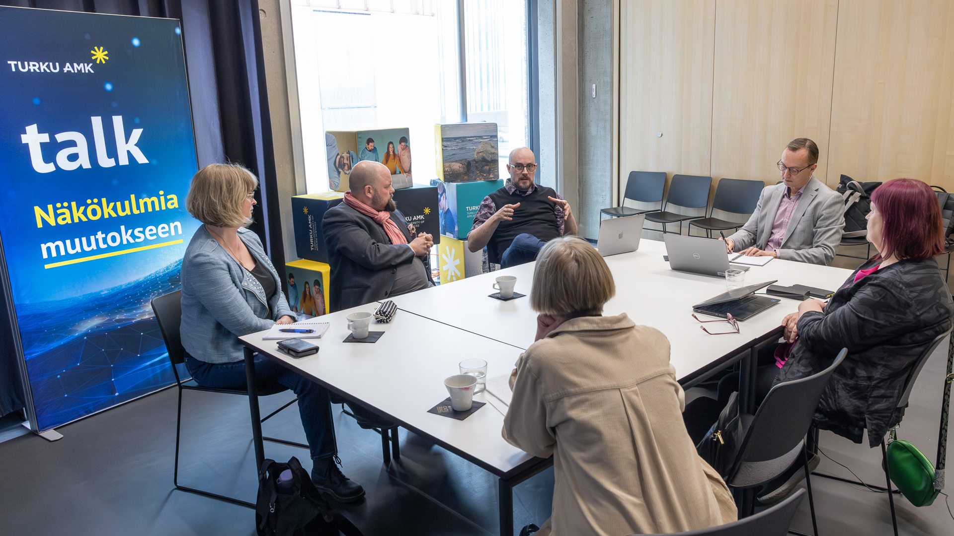 Talk Round Table -keskustelun keskustelijat.