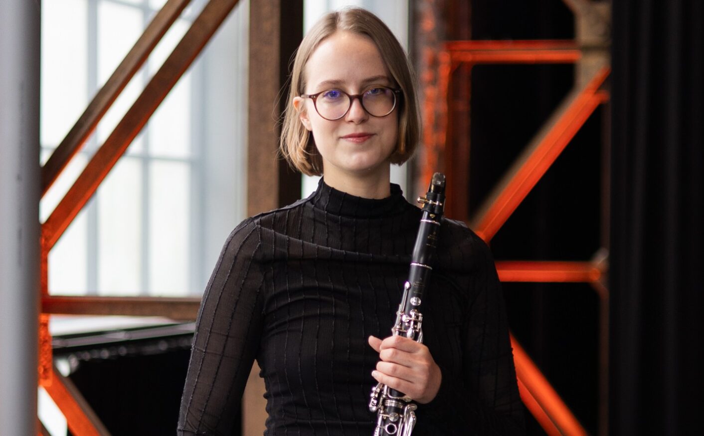 Musiikkipedagogiksi (AMK) opiskeleva Aino Parikka ja klarinetti
