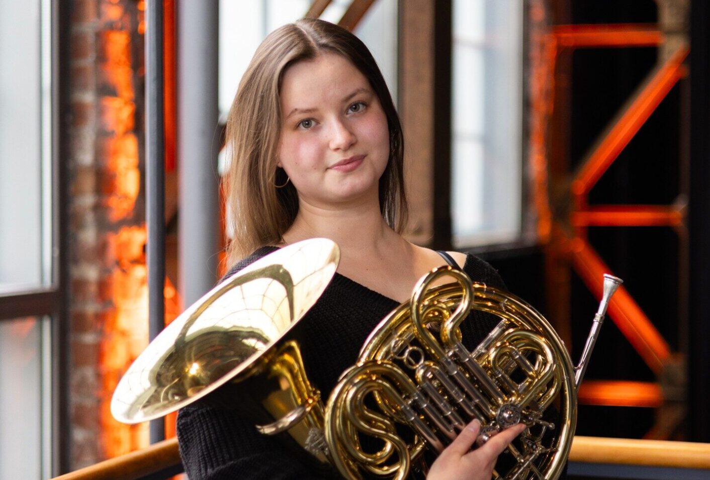 Musiikkipedagogiksi (AMK) opisekeleva Fiia Känsälä ja käyrätorvi