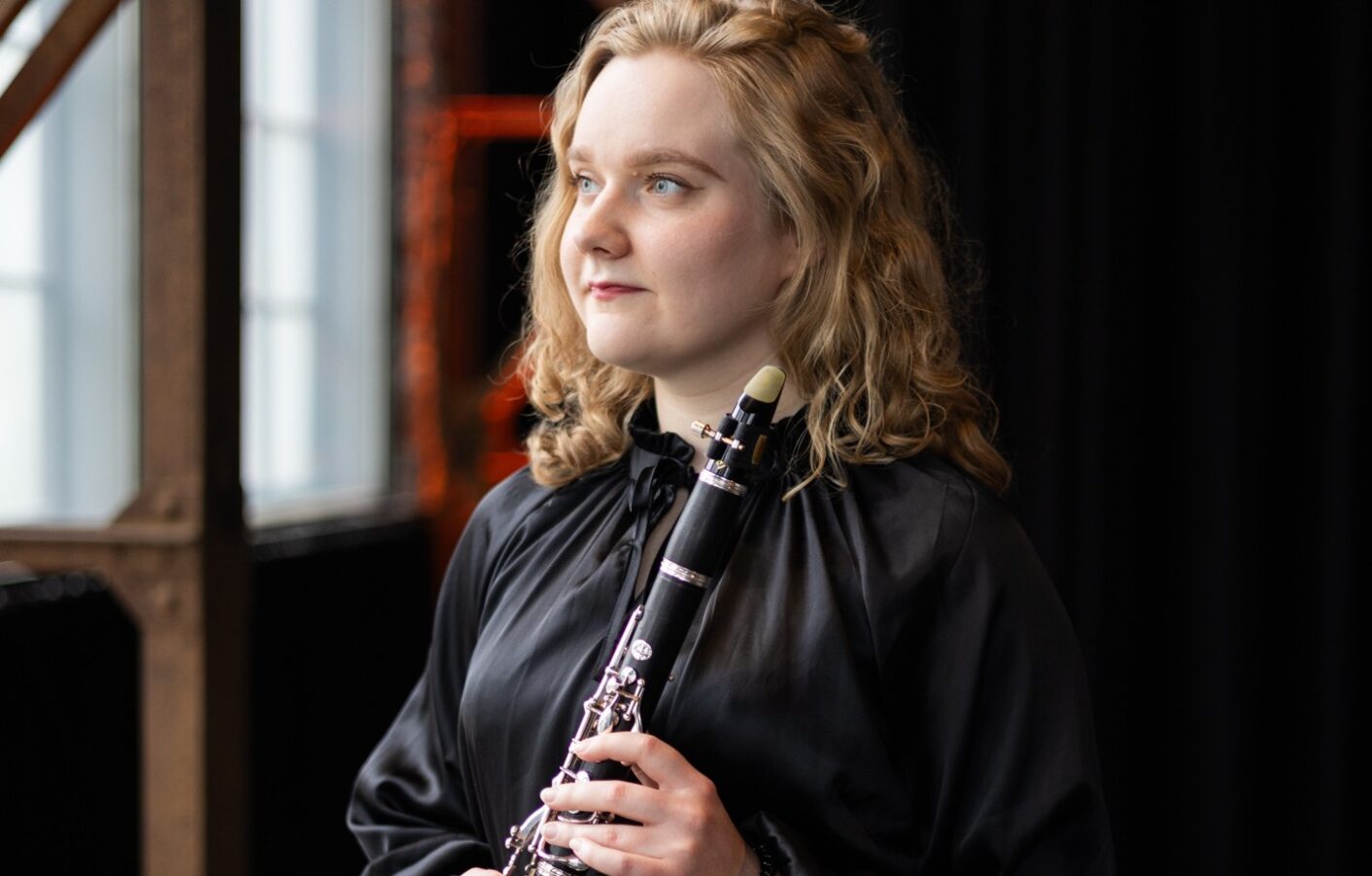 Musiikkipedagogiksi (AMK) opiskeleva Pinja Jokinen ja klarinetti