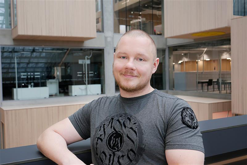 Henkillö seisoo EduCityssa ja katsoo hymyillen kameraan