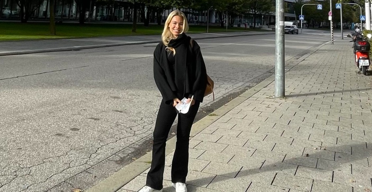 Annette Olup seisoo kadulla BMW:n rakennuksen edessä