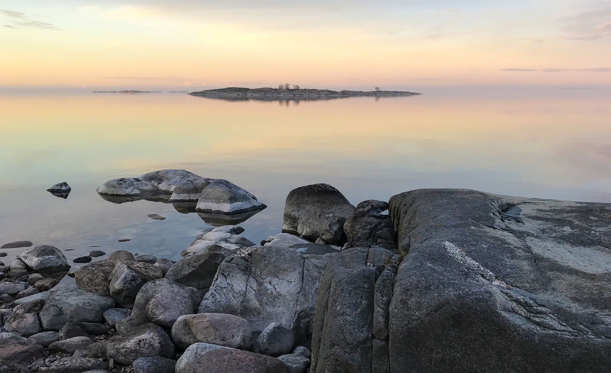 Kallioinen maisema merellä pehmeässä valaistuksessa