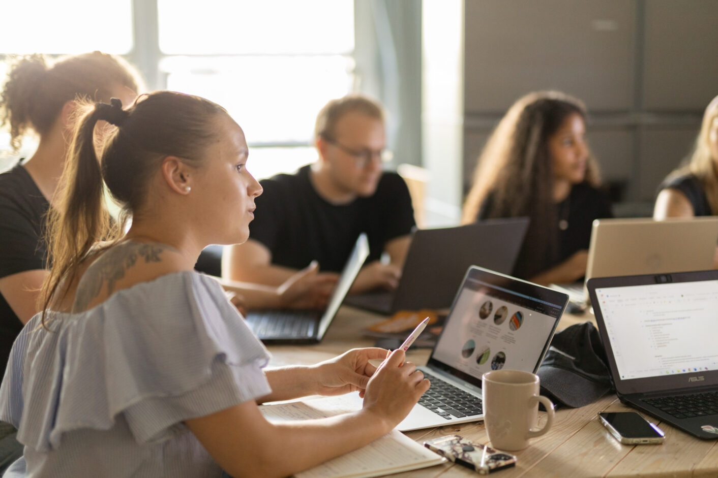 Opiskelijat tiimihuonessa