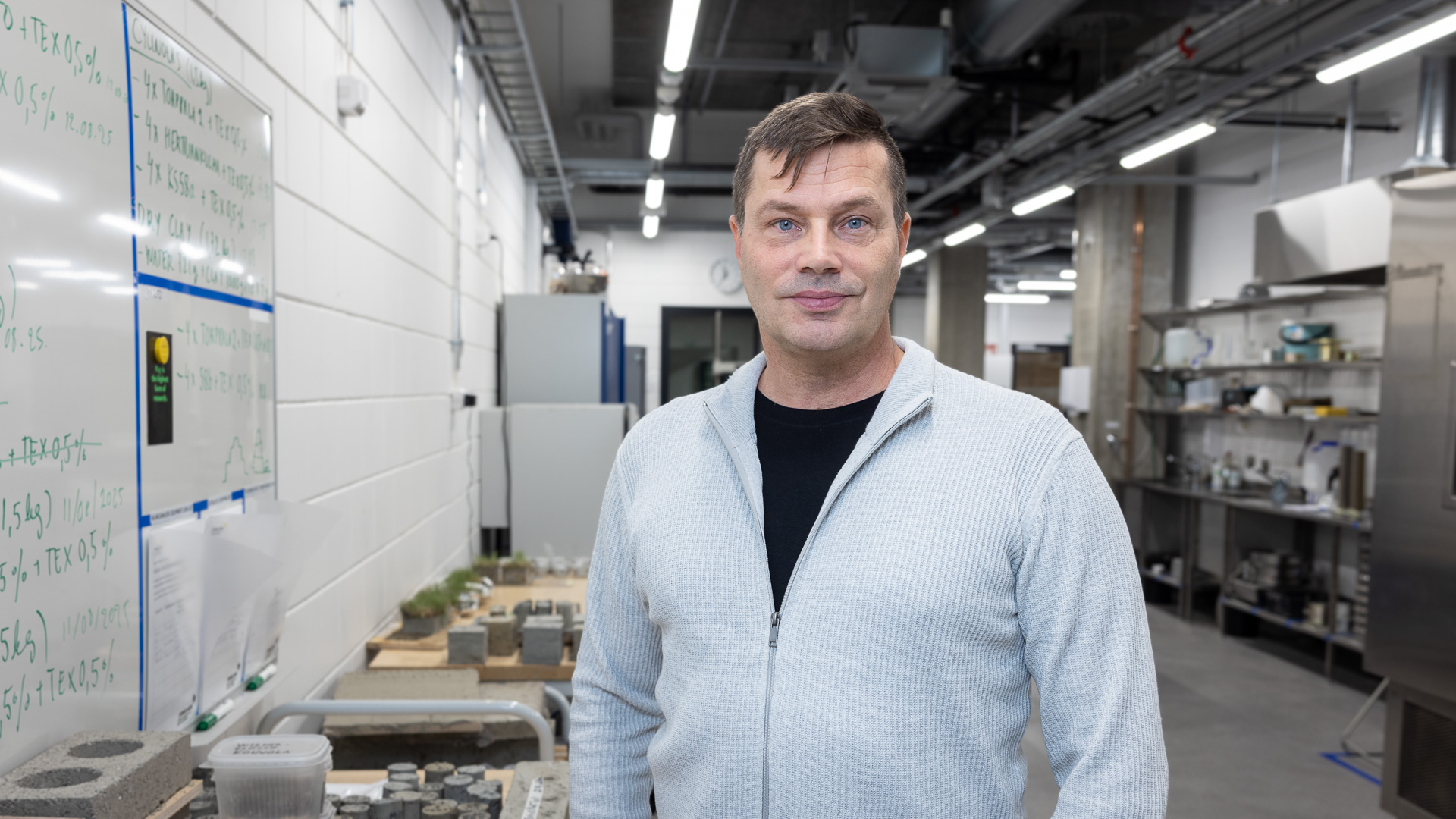 Juha Leppänen rakennustekniikan laboratoriossa