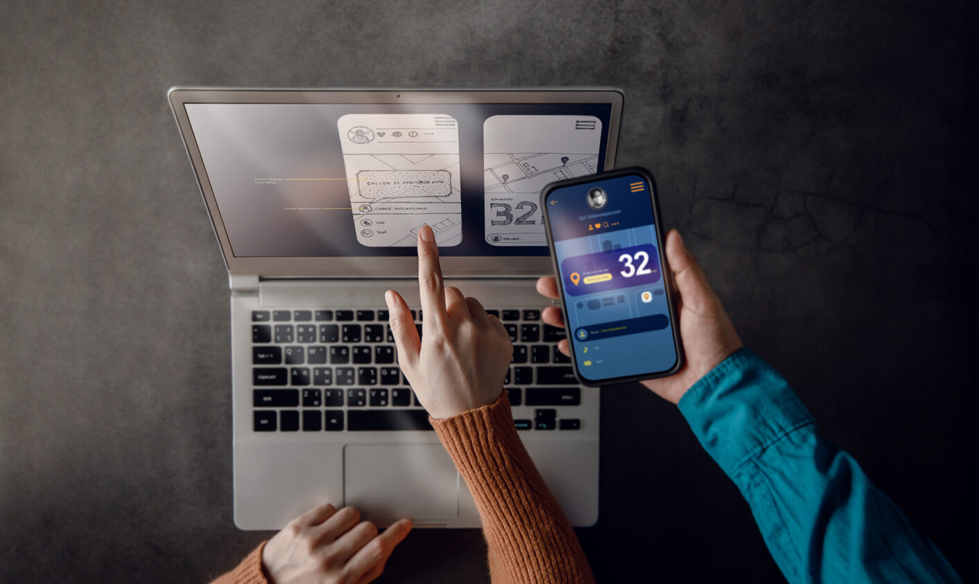 Kaksi henkilöä tietokoneen edessä