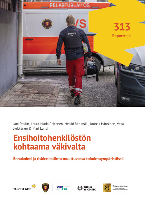 Henkilö menossa ambulanssiin. Kuvan alaosassa on tekstiä valkoisella pohjalla.