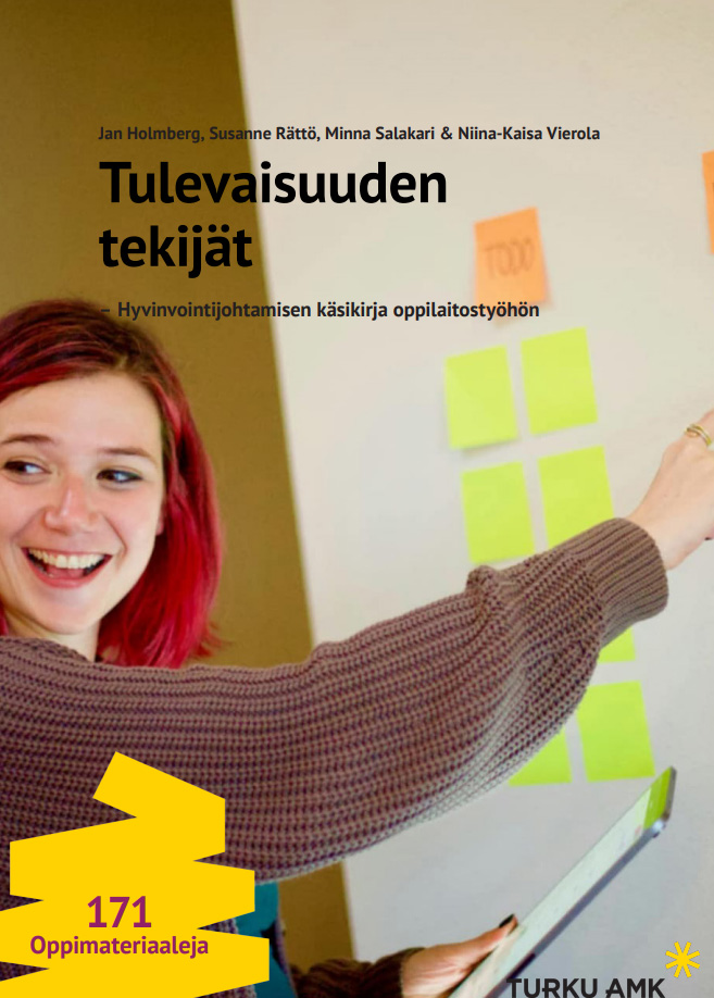 Naisoletettu pitää kädessään puhelinta ja osoittaa toisella kädellä taululle, jossa on muistilappuja