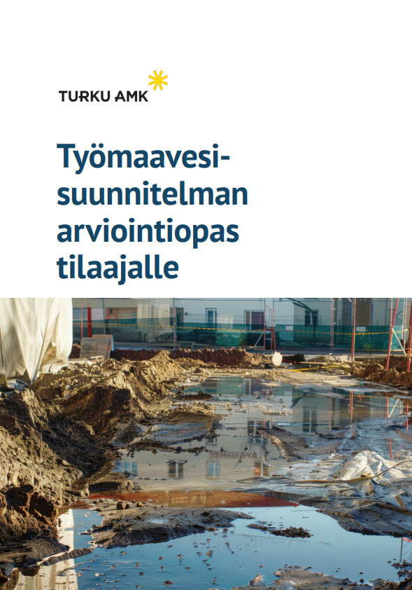 Kurainen ja vetinen työmaa-alue, takana näkyy rakennuksia.