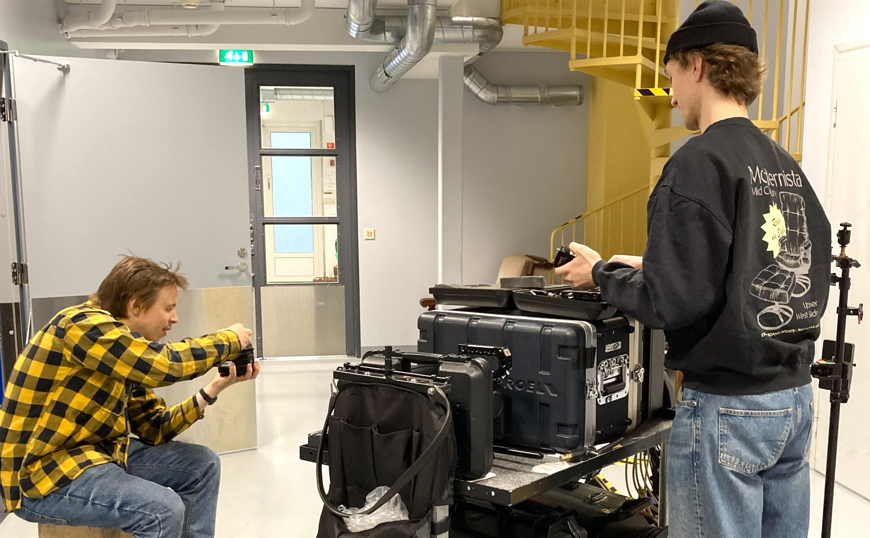 kaksi opiskelijaa kuvauskaluston parissa