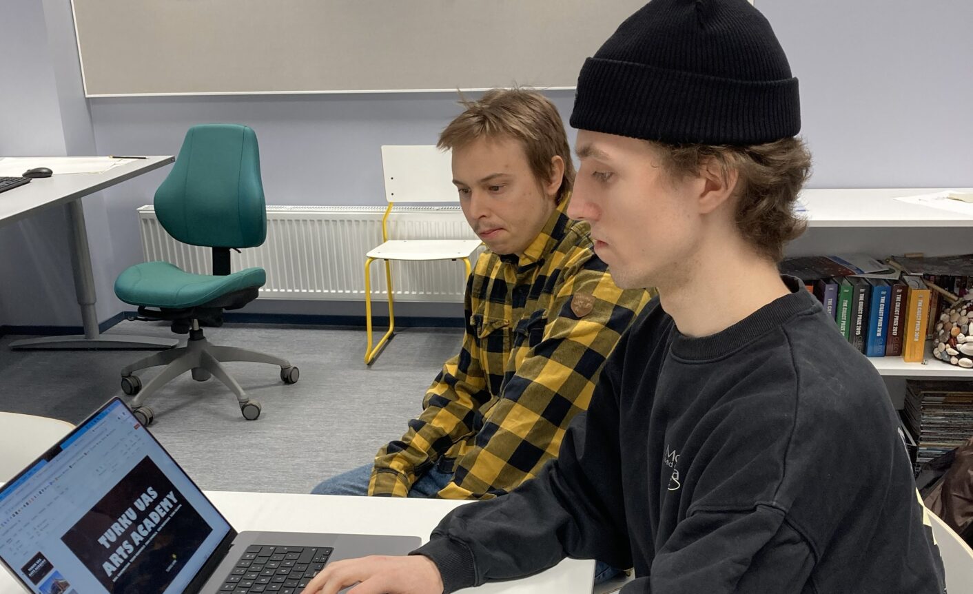 kaksi opiskelijaa läppärin ääressä