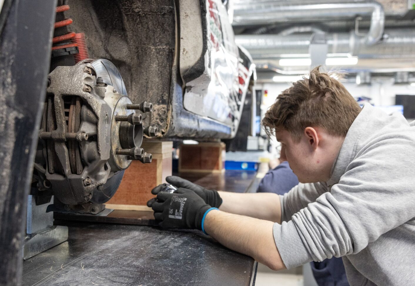 Henkilö tutkii auton rakenteita.