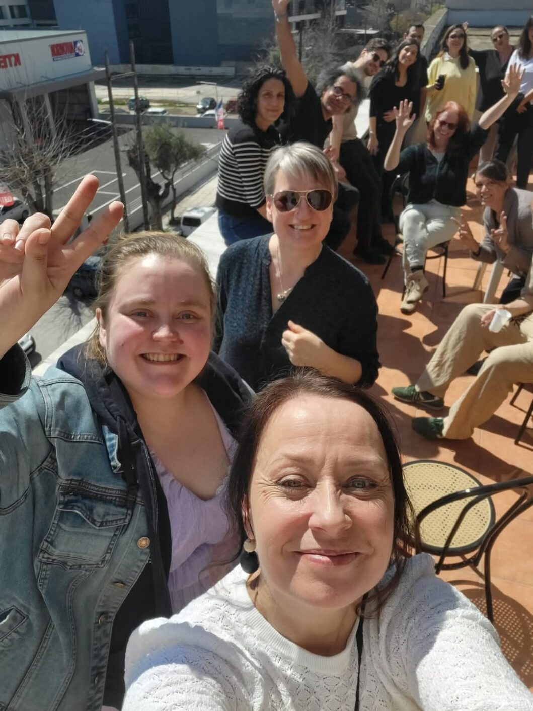 Projektipäälliköt Mervi Rankila-Källström ja Kerttu Lehto sekä projektin viestintävastaava Anne Nenonen kumppanitapaamisessa Thessalonikissa vuonna 2025.