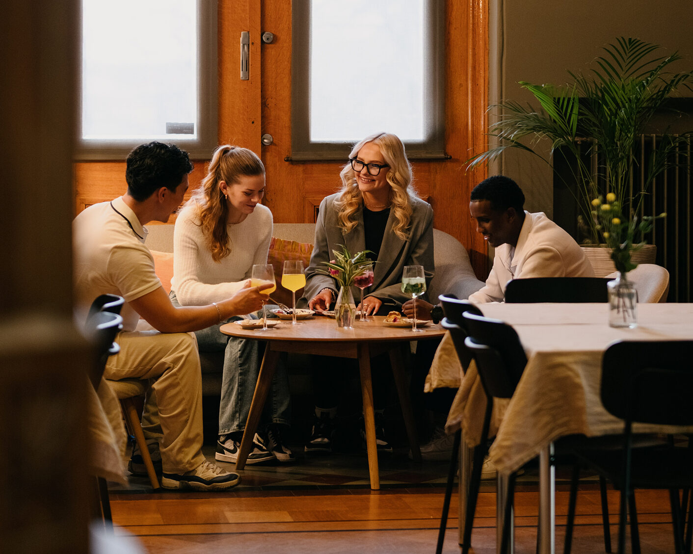 Korkeasti koulutetut opiskelijat verkostoitumassa.