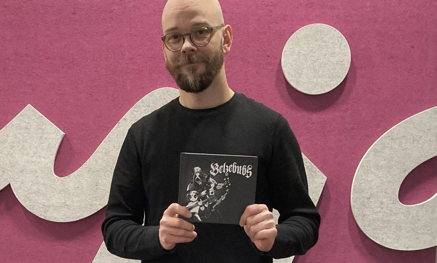 Samppa Kukkonen, kädessä JP Ahosen sarjakuvakirja Belzebubs