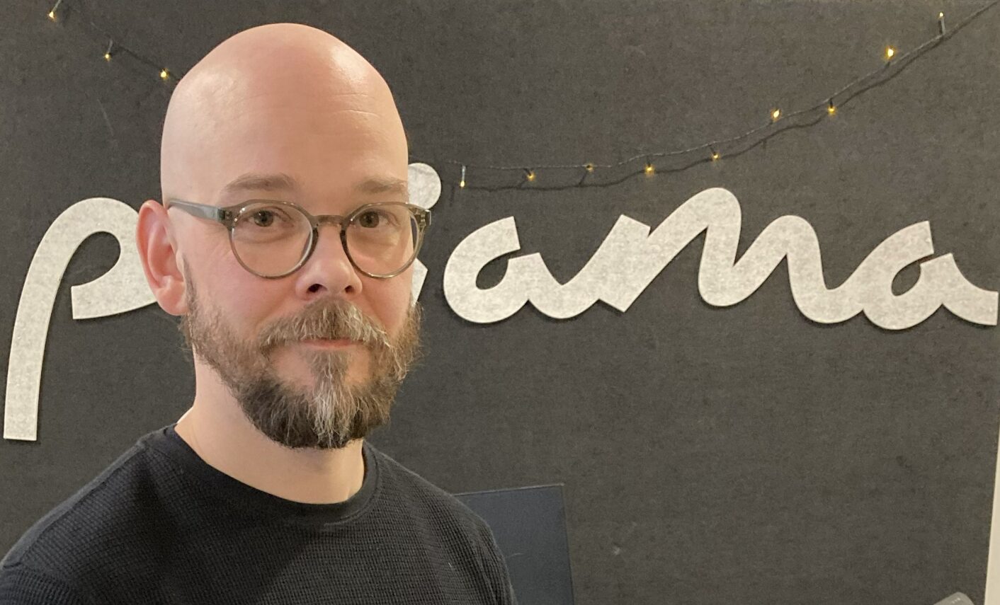 Samppa Kukkonen lähikuvassa, taustalla Pyjama Filmsin logo