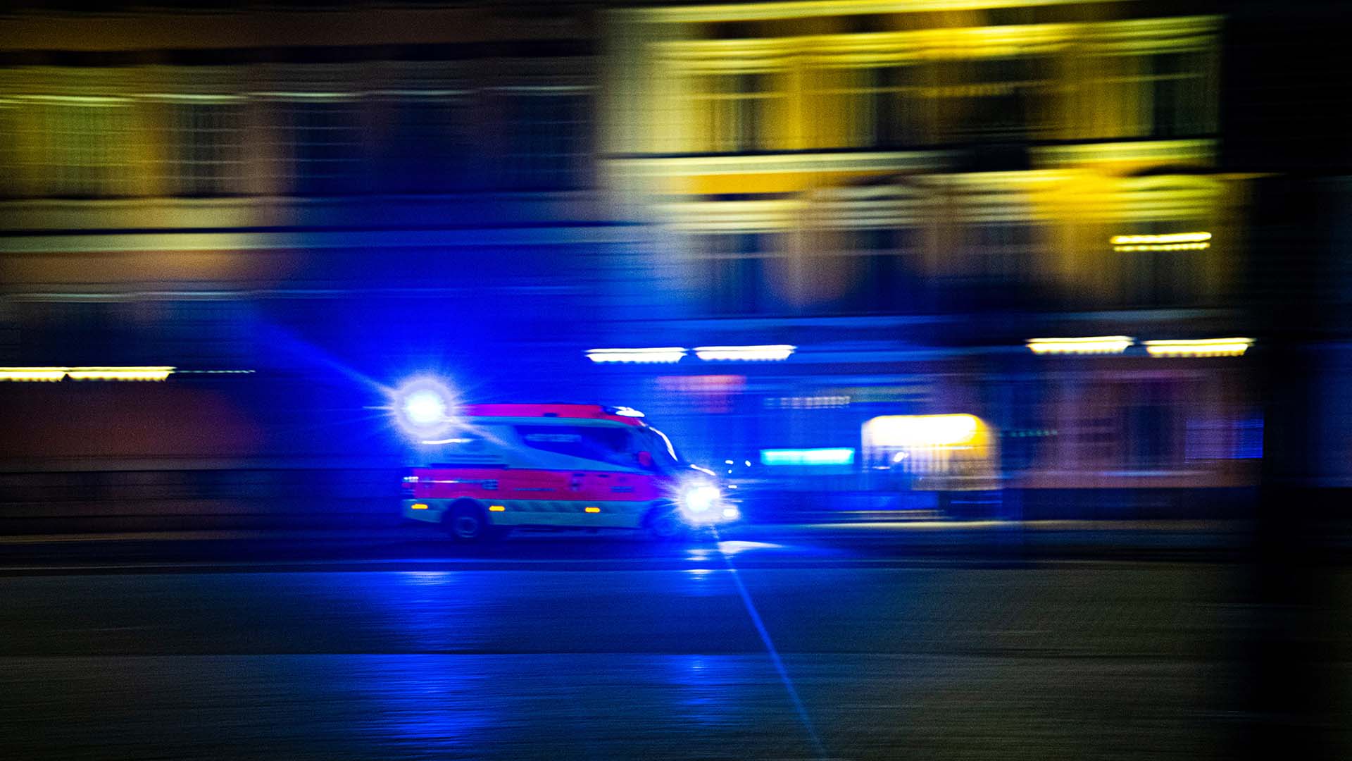 Ambulanssi hälytysajossa yöaikaan