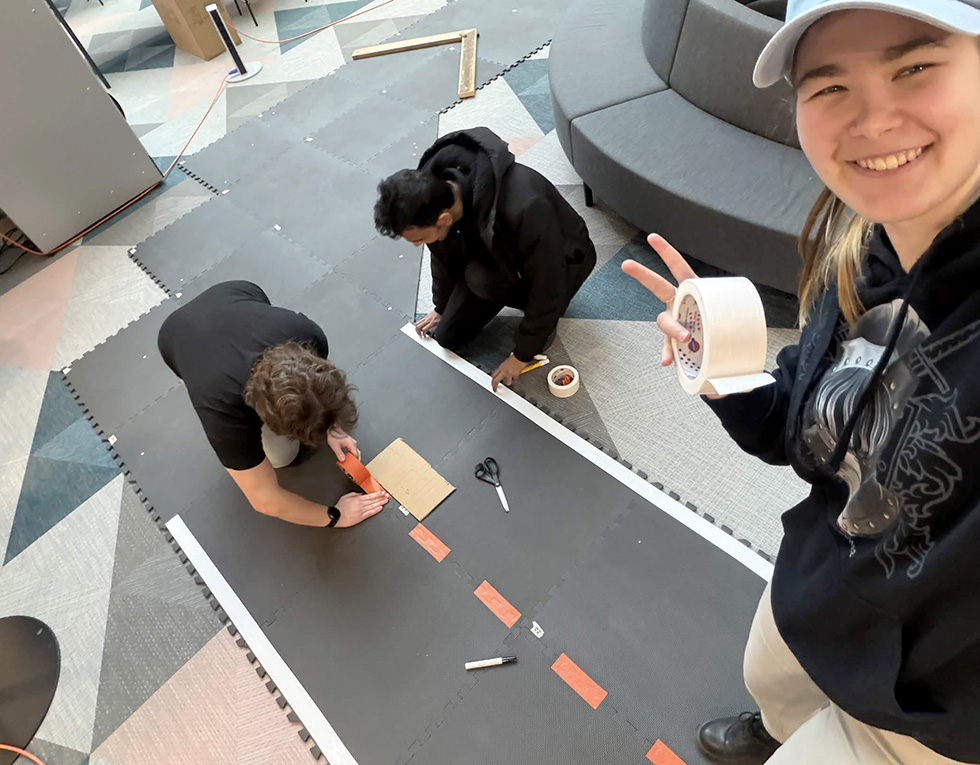 Tiimi rakentaa kilpa-autorataa