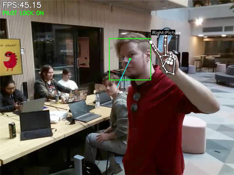 Henkilö pitää droonia kädessään