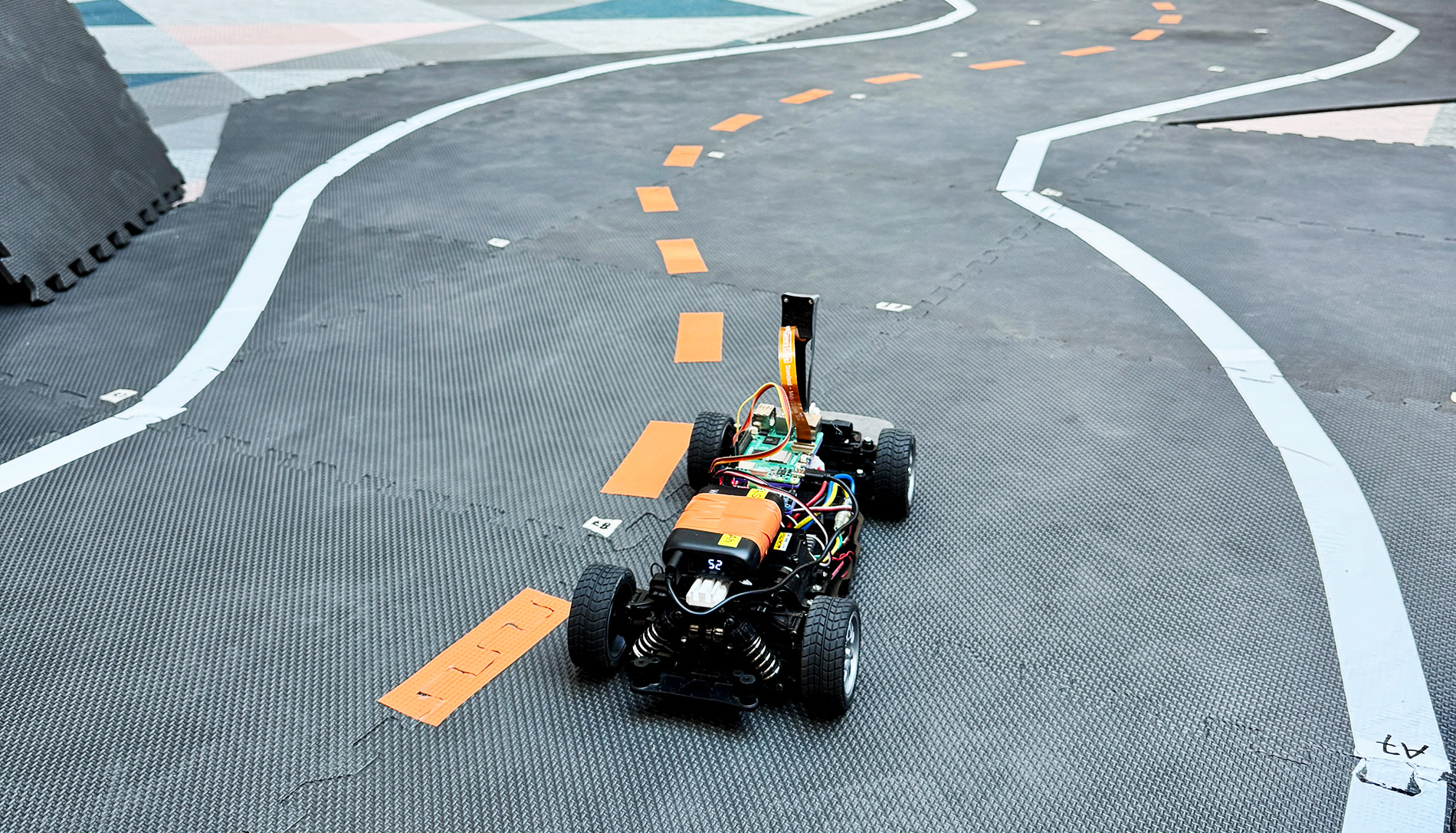 autonominen kilpa-auto