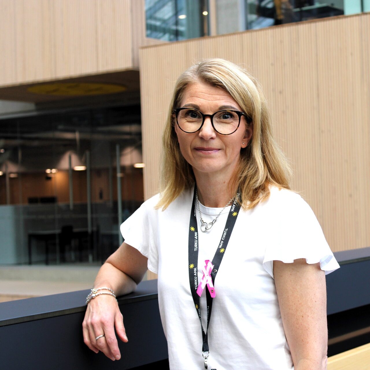 Tutkimusryhmän vetäjä Tiina Murto kampusympäristössä.