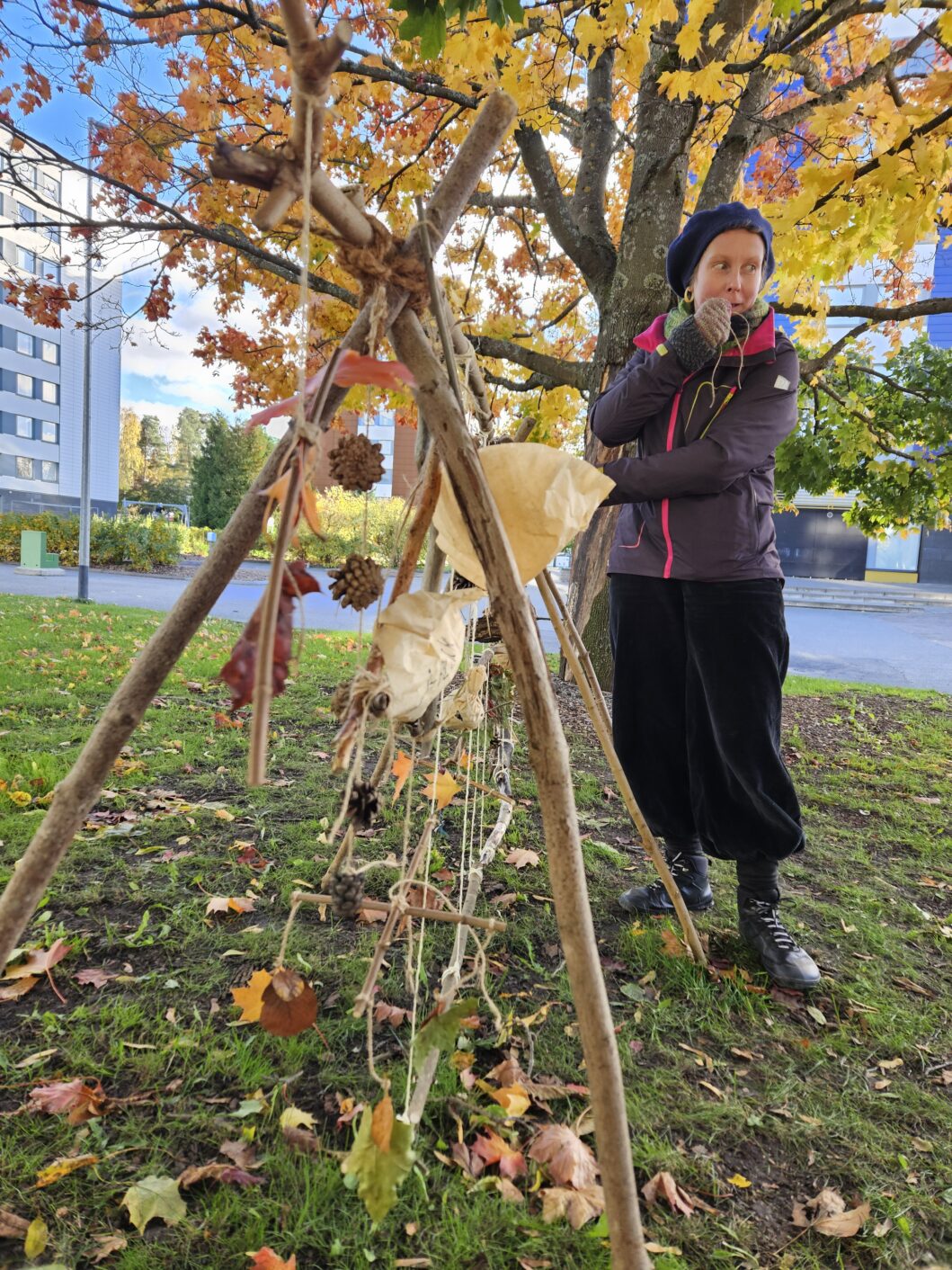 Taiteilija Hanne Lammi ohjaamassa maatuvan taiteen työpajaa Jyrkkälässä. Kuva: Selina Raunio.