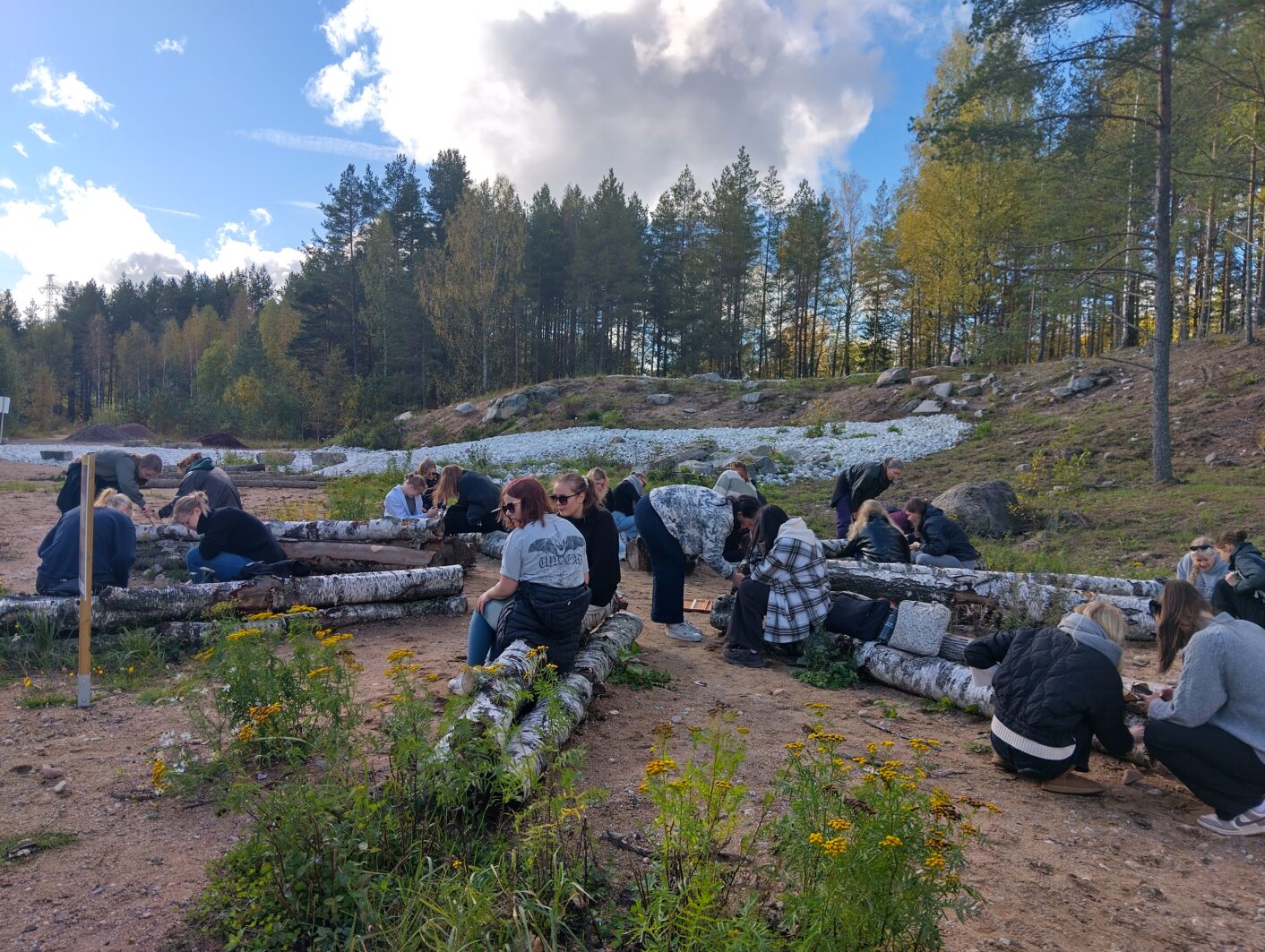 Taiteilija Oona Tikkaojan ideoiman Laholan rakentamiseen osallistui noin 55 sosionomiopiskelijaa. Kuva: Outi Linnossuo.