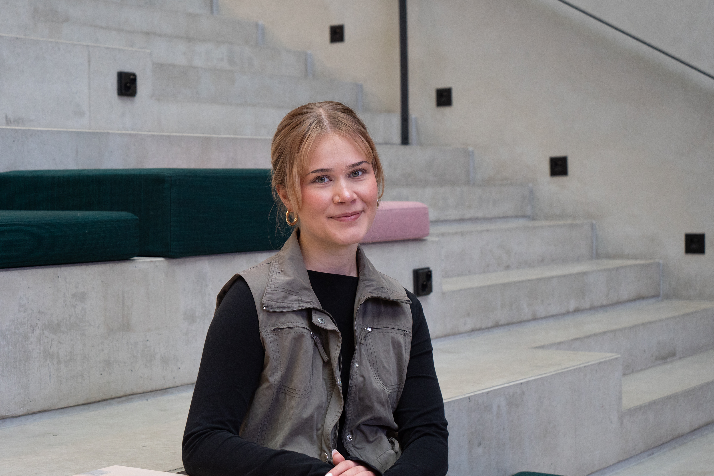 Noora Nerg istumassa Taidon portailla EduCityssä